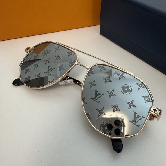 Louis Vuitton Other - Louis Vuitton  Geometric Sunglasses with Bold Frames Unisex